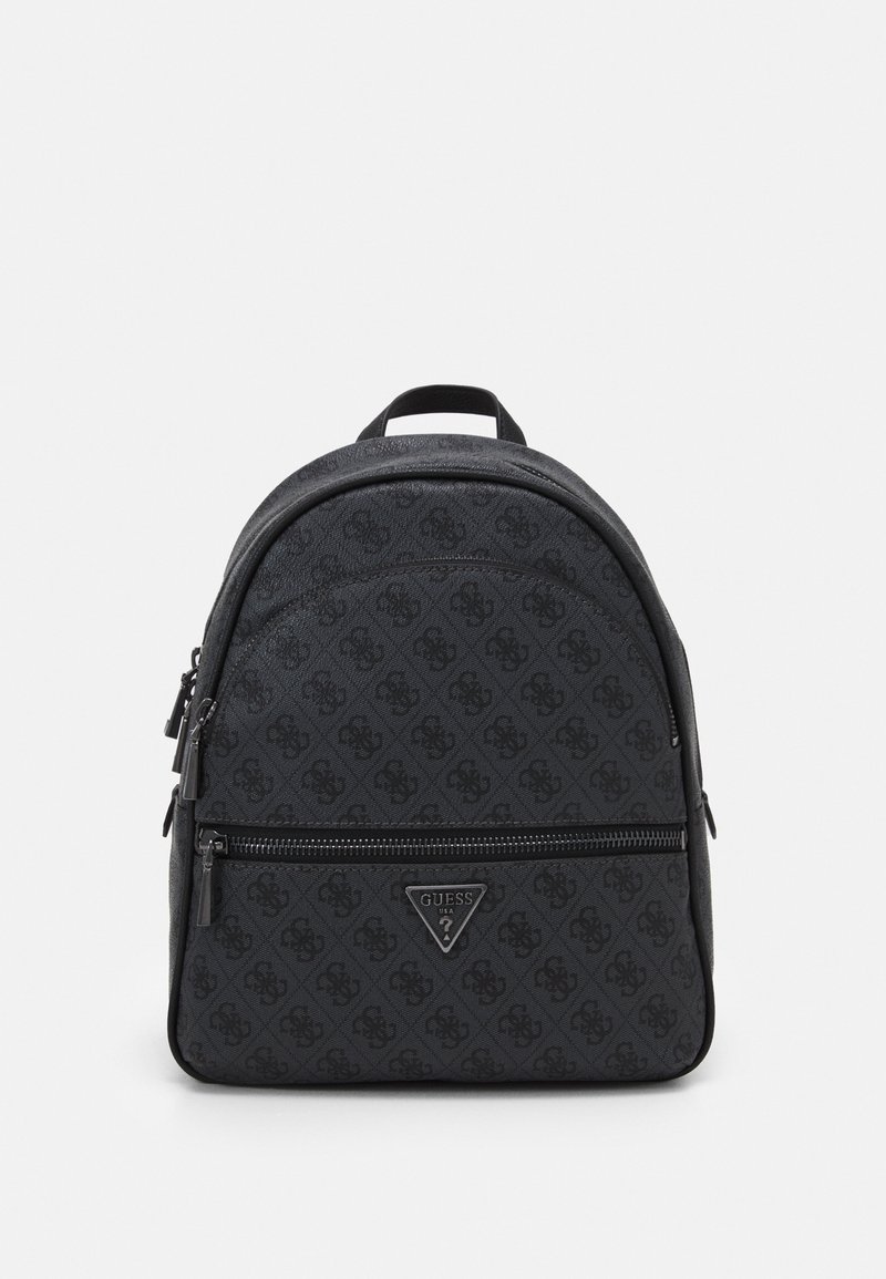 Zaino nero con un motivo tessurizzato, tasca frontale con zip, manico superiore e etichetta con logo in basso. Forma arrotondata con spallacci regolabili.
