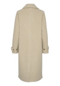Beżowy wełniany płaszcz o fakturowanej powierzchni, z długimi rękawami i zapinanymi na guziki mankietami. Posiada klasyczny kołnierz i prostą sylwetkę.