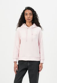 Sudadera de color rosa claro con un bolsillo frontal, capucha con cordones y logo bordado. Presenta mangas largas y un dobladillo acanalado, fabricada con un tejido suave.