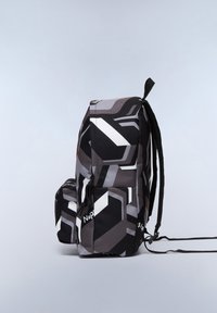Rucksack in Schwarz und Grau mit geometrischem Muster, ausgestattet mit gepolsterten Seiten, verstellbaren Trägern und einer Fronttasche mit Kordelzugverschluss.
