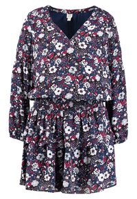 Blommig klänning i mörkblått med vita och röda blommor. Har v-ringning, långa ärmar, smockad midja och flerlagad kjoldesign.