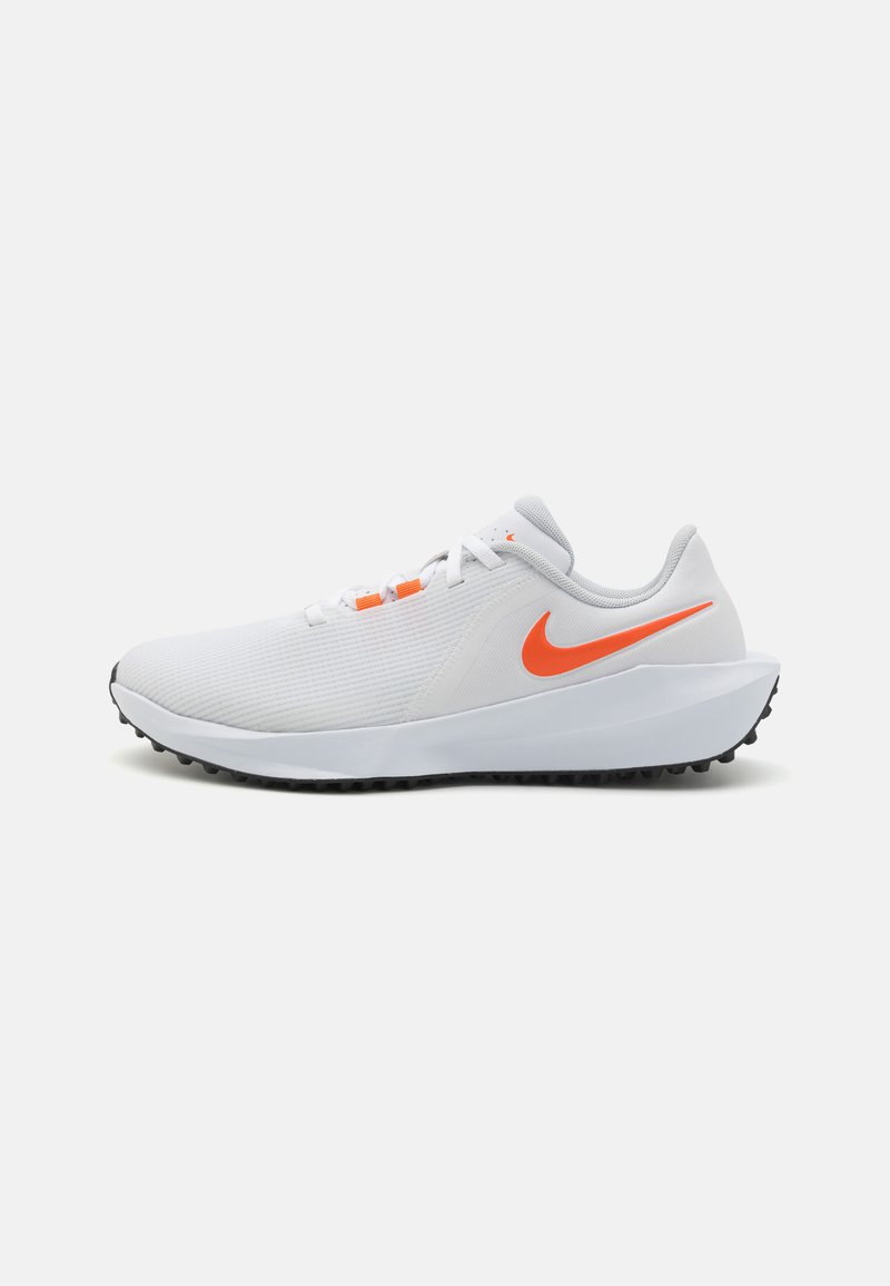 Balti sportiniai bateliai su tekstūruotu paviršiumi, oranžinė Nike logo ir kontrastingas juodas guminis padas. Savybės – lieknas dizainas ir raišteliai.