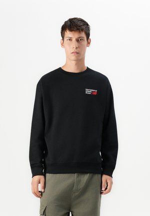 Zwarte sweatshirt van katoenmix, met een geribbelde ronde hals en boorden, voorzien van een klein rood en wit logo op de borst.
