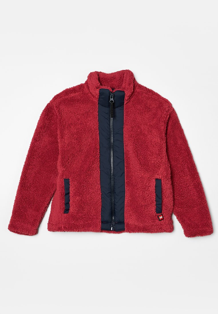 Rode fleece jas met een hoge kraag, marineblauwe gewatteerde voorkant en zijzakken. Gestructureerde stof en contrasterende accenten.