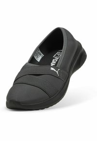 Mustat liukuvat kengät, joissa on pehmeä kangaspäällinen, joustavat nauhat edessä ja pehmustettu pohja mukavuutta varten.