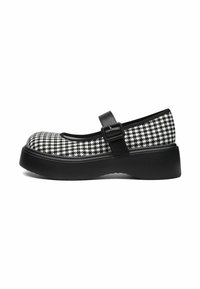 Crna i bijela Mary Jane cipela s houndstooth uzorkom, okruglog vrha, crnom platformom i podesivim remenom s kopčom.