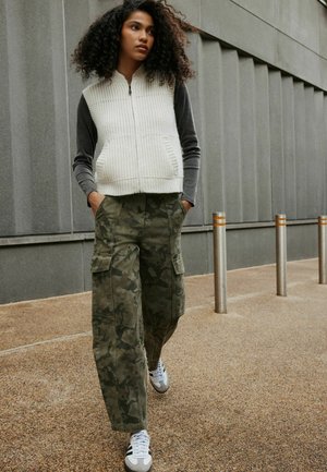 Next, REGULAR FIT - BARREL LEG CARGO TROUSERS . - Cargohose - khaki green camo