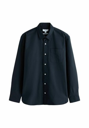 Dunkelblaues Langarm-Hemd mit Knopfleiste und Kragen, einer einzelnen Brusttasche und weißen Knöpfen; aus einem glatten baumwollähnlichen Material gefertigt.