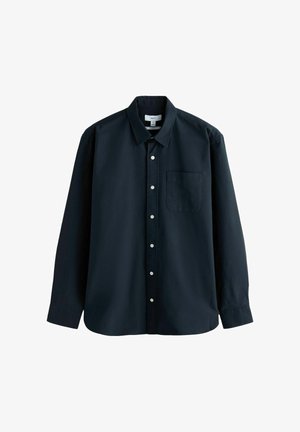 Tmavomodrá košeľa s dlhým rukávom a gombíkmi, s golierom, jednou náprsníkovou kapsou a bielymi gombíkmi; vyrobená z hladkého materiálu podobného bavlne.