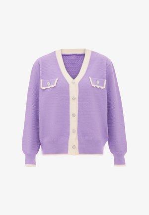 Levandulový pletený kardigan s krémovými akcenty, výstřihem do v, dvěma kapsami s klopami a dekorativními knoflíky s detailním zdobením ve tvaru drahokamů.
