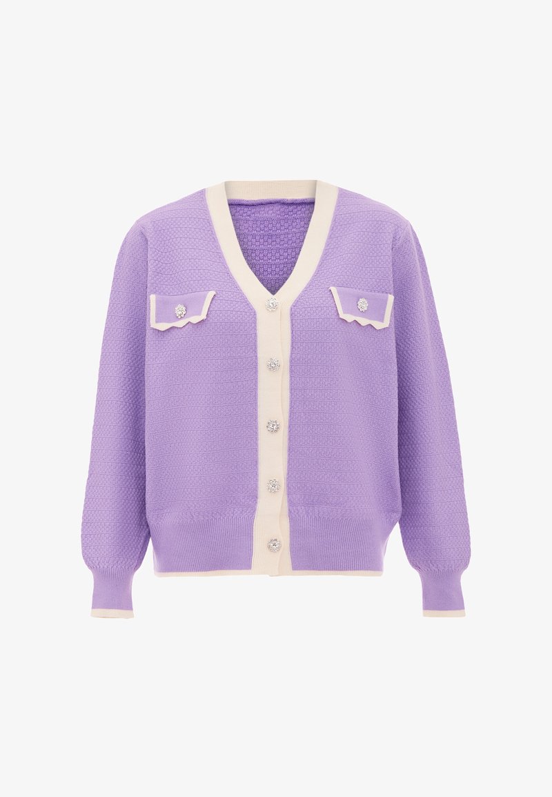 Levendula színű kötött kardigán krémszínű kiegészítőkkel, V-nyakkal, két zsebfedéllel és díszített gombokkal, amelyek ékszerszerű részletekkel rendelkeznek.