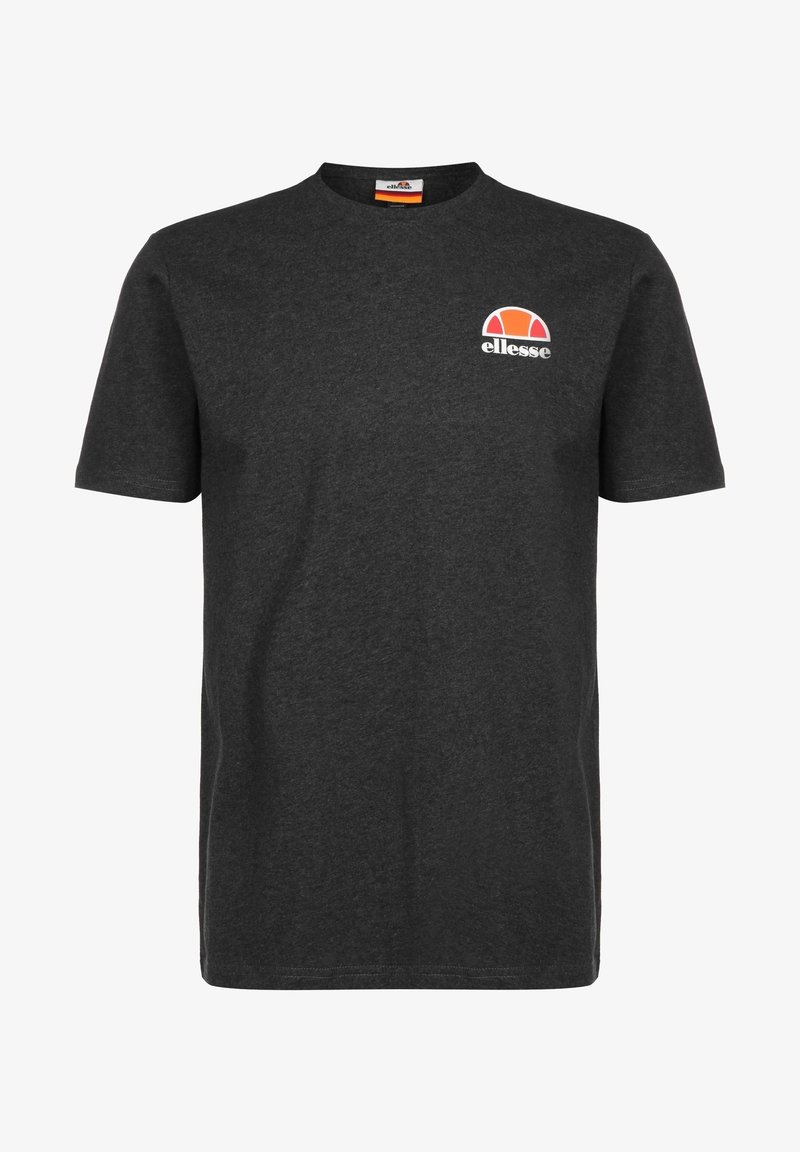 T-shirt gris foncé en coton à manches courtes avec petit logo en demi-cercle orange et rouge et texte "ellesse" sur le côté gauche de la poitrine.