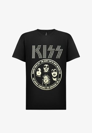 Czarny T-shirt z białym, kropkowanym napisem "KISS" oraz okrągłym wizerunkiem zespołu z czterema członkami z pomalowanymi twarzami i nazwami wokół koła.