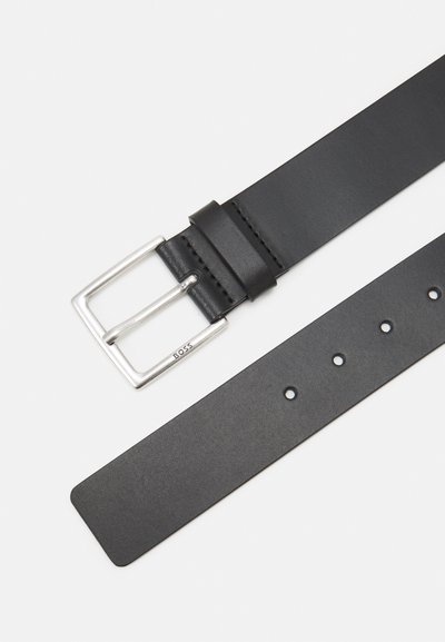 Ceinture en cuir noir avec une boucle rectangulaire en métal argenté, dotée de six trous d'ajustement et d'une finition lisse et texturée.