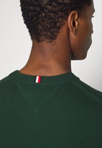 Tommy Hilfiger PIMA ORG CTN CASHMERE CREW NECK - Camisola - hunter