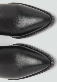 Schwarze Lederstiefeletten mit einer spitzen Zehenform, glatter Textur und kontrastierenden Nähten entlang der Sohle, die ein elegantes Design hervorheben.