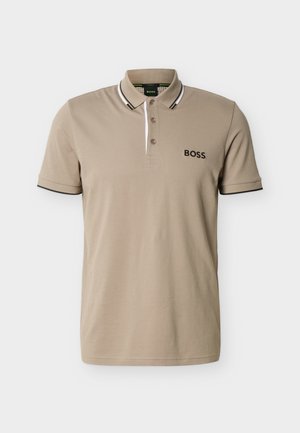 Beige poloshirt met korte mouwen, drie knopen, een zwart-wit gestreepte kraag en manchetten, en het "BOSS"-logo op de linkerborst.
