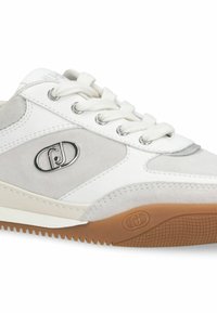 Baskets blanches et gris clair en suède et cuir lisse, avec un logo rond argenté et une semelle en caoutchouc gomme à motif texturé.