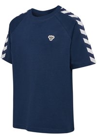 Marineblaues T-Shirt mit kurzen Ärmeln, weißen Chevron-Streifen auf den Ärmeln und einem kleinen weißen Bienenlogo auf der linken Brust.