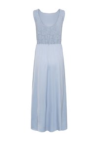 Robe maxi bleu clair sans manches avec corsage en dentelle et jupe fluide unie, dotée d'un col rond.