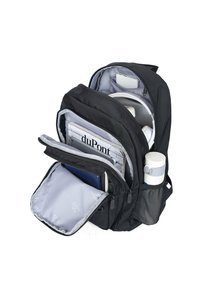 Zaino nero con più scomparti, interno foderato in grigio, tasca frontale con zip, tasca laterale in rete per una bottiglia d'acqua e una texture del tessuto liscia.