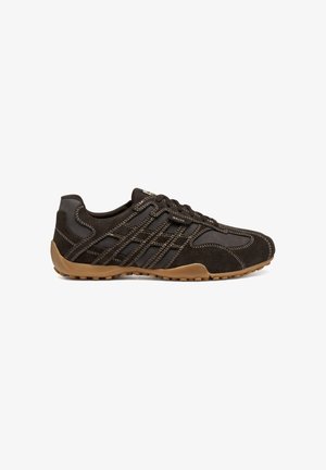 Sneaker in suede nero e mesh con dettagli cuciti e suola in gomma marrone, caratterizzata da un profilo basso e una chiusura con lacci.