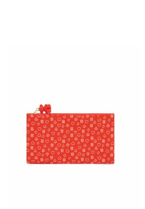 Cartera rectangular roja con cremallera con pequeños patrones blancos de corazones, tréboles, diamantes y picas y un tirador de cremallera con lazo rojo.