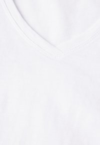 Witte katoenen t-shirt met een v-hals ontwerp. De stof is glad met een lichte glans en een egale textuur, met minimale stikseldetails.