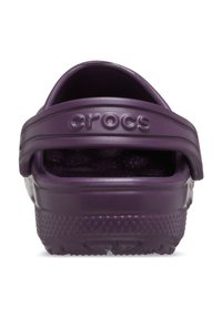 Fioletowe klapki Crocs z otwartym tyłem, wyposażone w teksturowaną gumową podeszwę, logo marki na pasku oraz otwory wentylacyjne dla lepszej oddychalności.