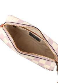 Torebka wzorzysta w jasnym kremowym i jasnoróżowym wzorze w kratkę. Gładka powierzchnia, złoty zamek błyskawiczny oraz beżowa podszewka z metką marki.