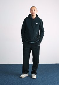 Nike Sportswear CLUB WINTERIZED PANT - Trainingsbroek - black/white