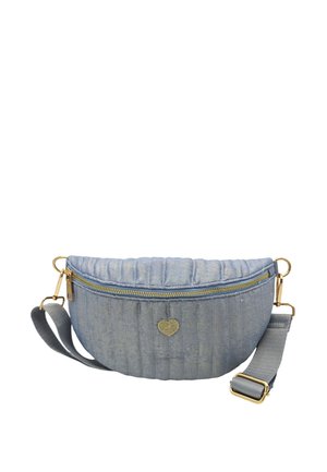 Sac banane matelassé bleu clair avec fermeture éclair dorée, emblème en forme de cœur doré, et sangle grise réglable avec éléments dorés.