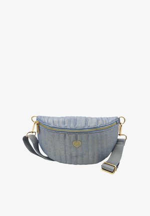 Sac banane matelassé bleu clair avec fermeture éclair dorée, emblème en forme de cœur doré, et sangle grise réglable avec éléments dorés.