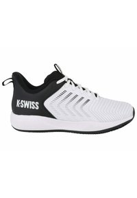Chaussures de sport noir et blanc avec une tige en mesh, des détails texturés et une semelle blanche épaisse. Présentent le logo K-Swiss sur le talon.