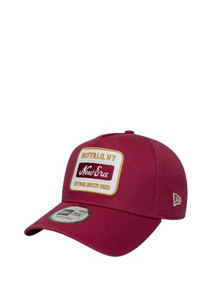 Bordeaux baseballpet van katoen met een gestructureerde vorm. Heeft een wit en geel label met de tekst "Buffalo, NY" en "New Era".