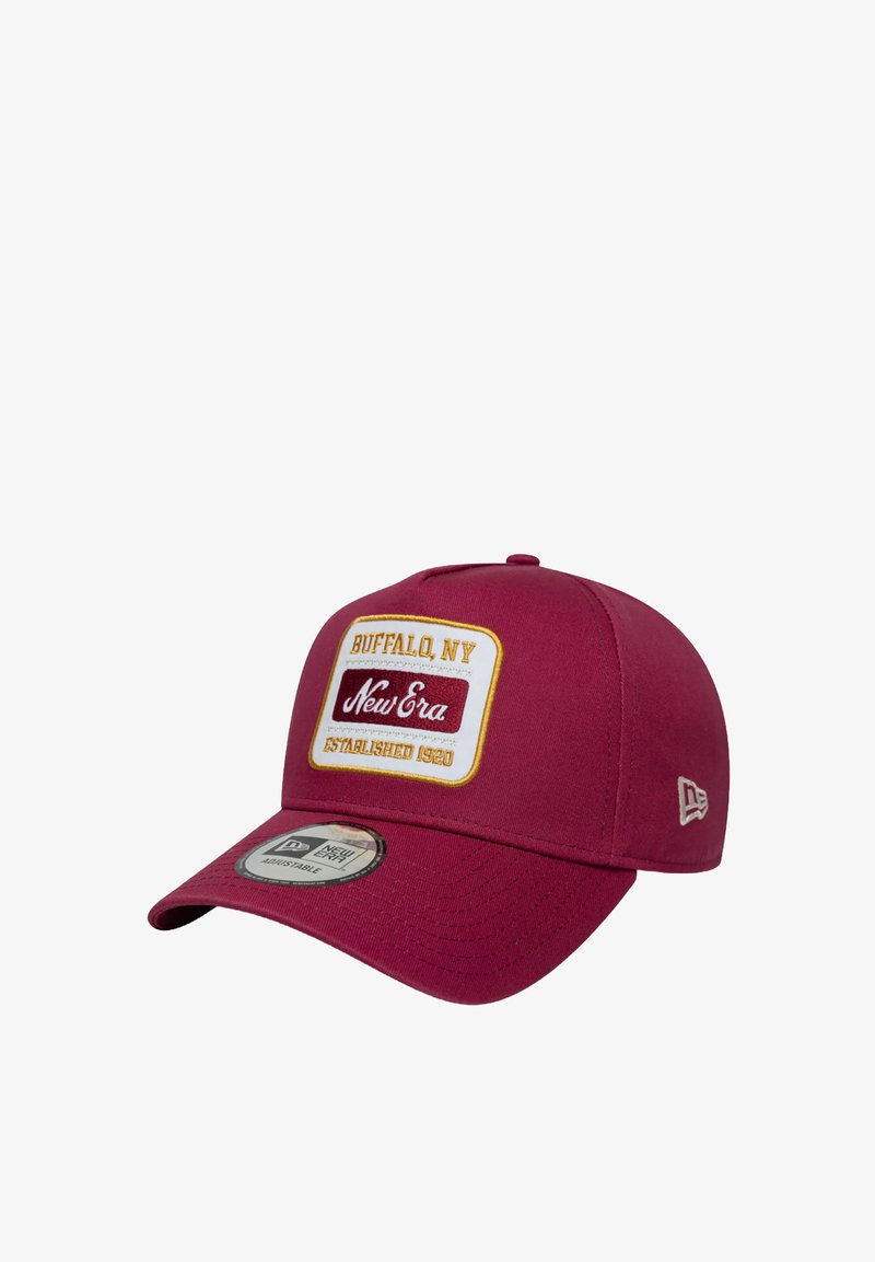 Maroonska bejzbol kapa od pamuka sa strukturom. Ima bijeli i žuti aplikaciju s tekstom "Buffalo, NY" i "New Era".