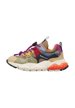 Sneaker colorata con suola bianca spessa, dettaglio arancione sul tallone, lacci viola e rossi e tiranti sul tallone e sulla linguetta, marchiati Flower Mountain.