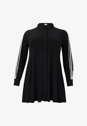 Schwarze Button-Down-Bluse mit langen Ärmeln, ausgestattet mit weißen Streifen an den Schultern. Hergestellt aus weichem Stoff, mit einer lockeren, weit geschnittenen Passform.