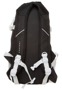 Mochila de tela negra con correas ajustables blancas, bolsillos laterales de malla y acentos reflectantes. Incluye hebillas seguras y un diseño compacto.