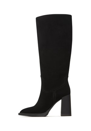 Zwarte suède enkelboot met een hoge schacht, vierkante neus en blokhak. Kenmerkt zich door zichtbare stiksels en een gladde afwerking.
