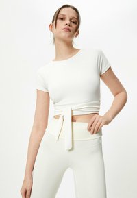 Koton CROP - T-shirt print - white