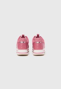 Ροζ αθλητικά παπούτσια από σουέντ και συνθετικά υλικά. Διαθέτουν λουράκι με σχέδιο, λογότυπα και αντίθετη λευκή σόλα με ροζ ρίγες.