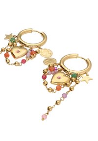Boucles d'oreilles en forme de créoles dorées avec un charm en forme de cœur agrémenté d'une touche de rose, perles colorées et pièces décoratives, suspendues à des chaînes ornées d'étoiles.