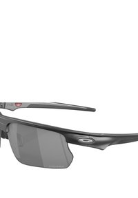 Occhiali da sole sportivi neri con lenti grigie, dotati di una montatura leggera e di un dettagliato logo distintivo. Design ergonomico per comfort e vestibilità.