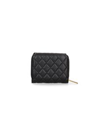 Portafoglio quilted nero con forma rettangolare, chiusura con zip in metallo e dettagli in hardware dorato. Texture liscia con motivo a diamante.