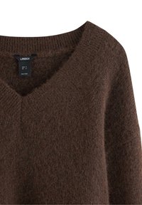 Maglione marrone a scollo a V con un morbido tessuto lavorato. Presenta un ampio scollo e un'etichetta visibile che indica la taglia (S) e l'origine (Prodotto in Cina).