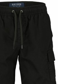 Pantaloni cargo neri con vita elasticizzata e cordino regolabile. Presentano tasche laterali e un'etichetta che indica la taglia e il marchio.