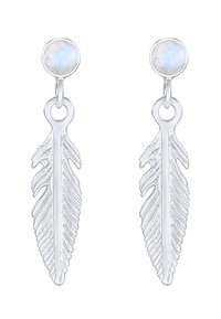 Pendientes de plata con forma de hojas, que presentan un diseño texturizado y un acento de piedra luna redonda en la parte superior.