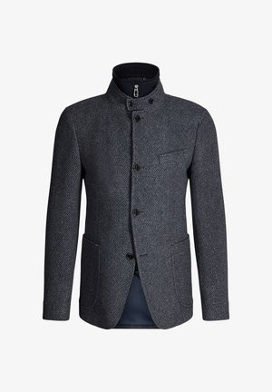 Veste en tweed gris avec col montant, fermeture à boutons sur le devant, deux poches et tissu texturé. L'intérieur est doublé d'une couleur bleue contrastante.