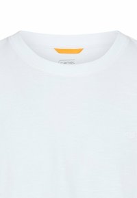 Witte T-shirt met ronde hals, voorzien van een klein reliëflogo op de borst en een oranje detail aan de binnenkant van de kraag.